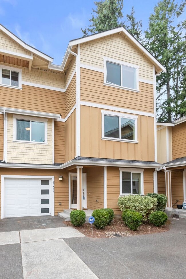 Building Photo - 4Bd/3.5Ba Mountlake Terrace Townhouse