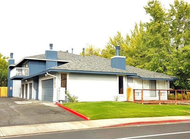Building Photo - Beautiful, Very Large 2 Bedroom with Garage, Fireplace, Balcony & A/C Near Washoe Golf Course