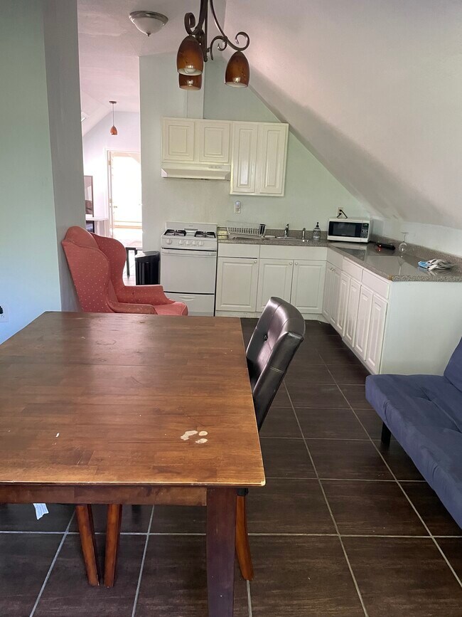 Kitchen/Dining combo - 60 Calumet St Unit 3