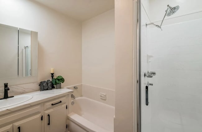 Photo - 220 E Live Oak St Unidad 19a