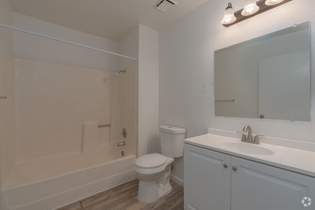 2BR, 1BA - 856SF - Bathroom