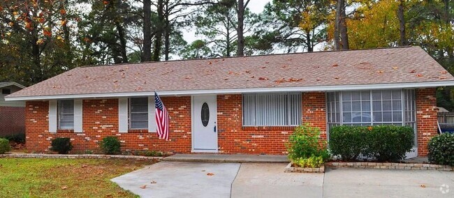 Building Photo - Spacious 3Bed/2Ba Brick Home w/ Solar Pane...