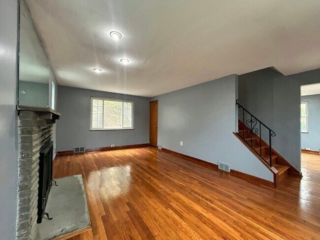 Photo - 1718 McNary Blvd