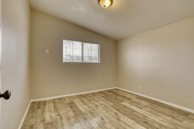 Photo - 2047 W Lingard St