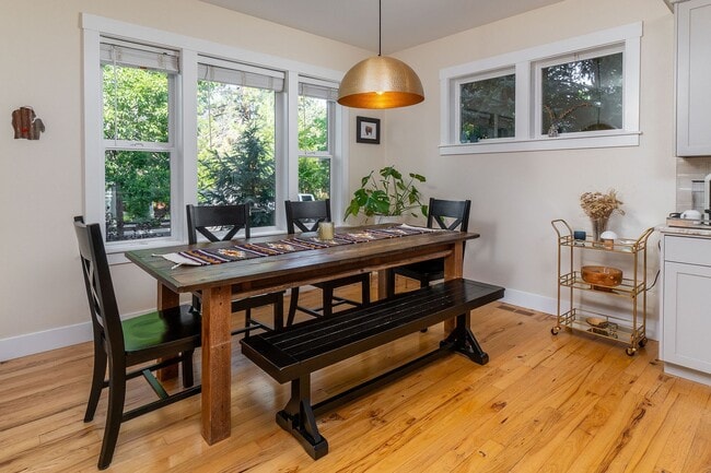 Building Photo - Beautiful Craftsman Style Home in Northwes...