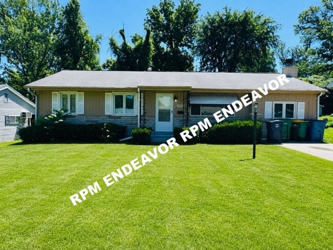 Building Photo - Just Hit the Market — Spacious Layout + Basement Space in St. Louis, Housing Choice Voucher Accep...