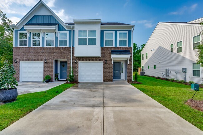 Photo - Modern 3-Bed, 2.5-Bath Townhome in Prime L...
