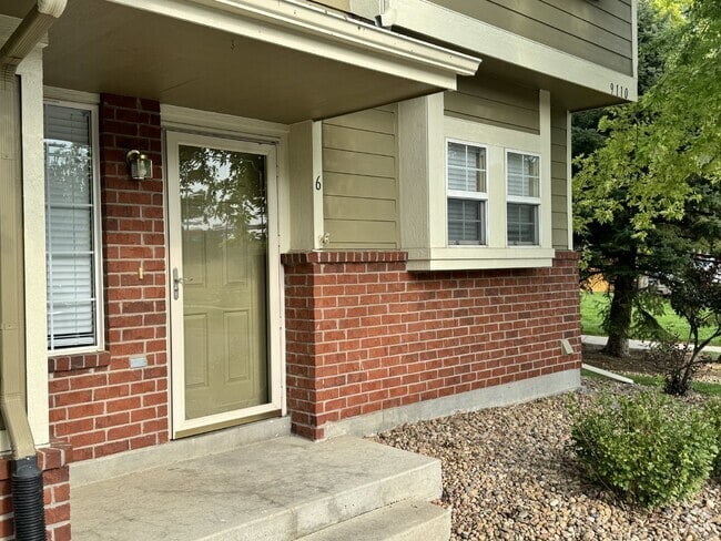 Building Photo - Beautiful End Unit Townhouse In Thornton!