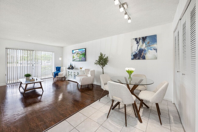 2/2 - Sala de estar - One Park Plaza Apartments