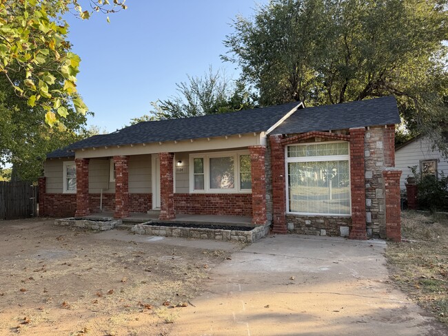 Building Photo - 1124 S Holly Ln