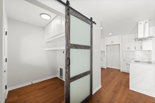 Photo - 2535 Southwick St