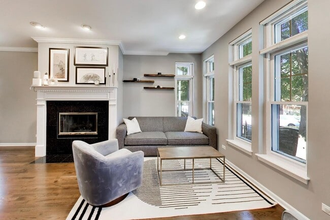 329 W Goethe St