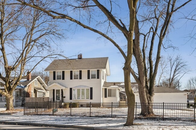 Building Photo - 713 Warrenville Rd