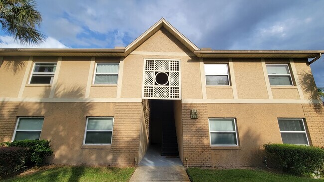 Building Photo - Updated First Floor 2/2 Condo in Hawthorne... Unit 6