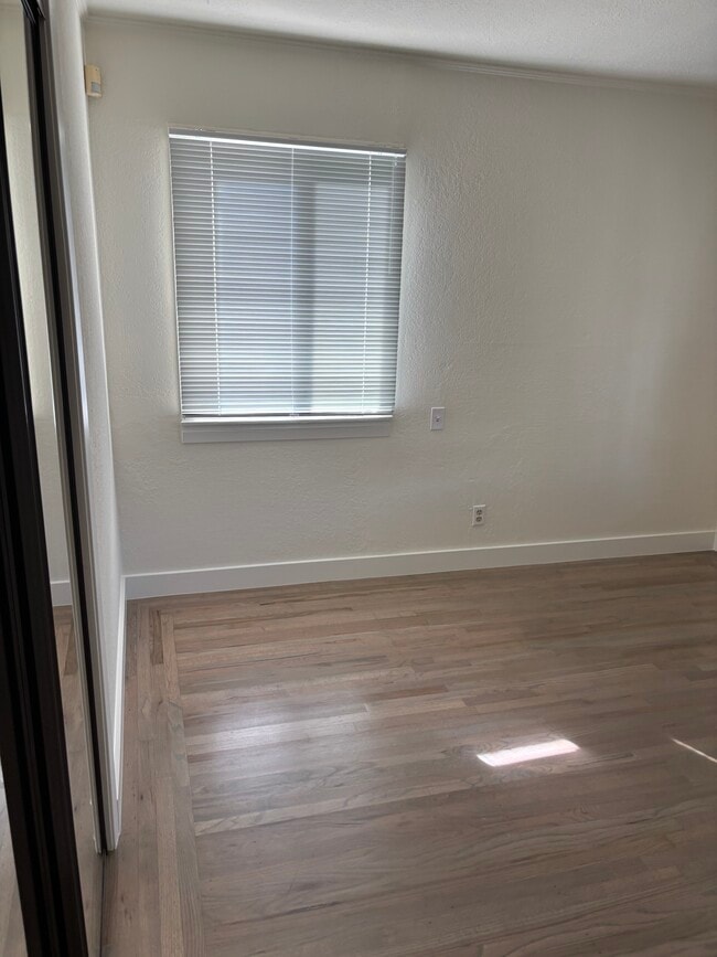 bedrooms have blinds - 128 N Kingston St Unit 128A N. Kingston St