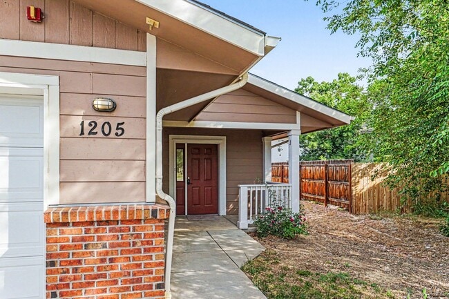 Photo - 1205-1205 Raven Pl