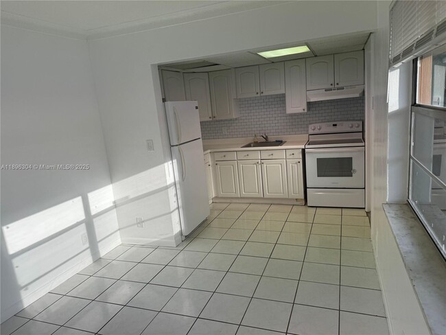 Photo - $2,100MONTHY;2008 PIERCE ST #3 HOLLYWOOD, ...
