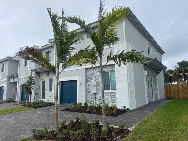 Photo - 705 SE 13th Street Cir