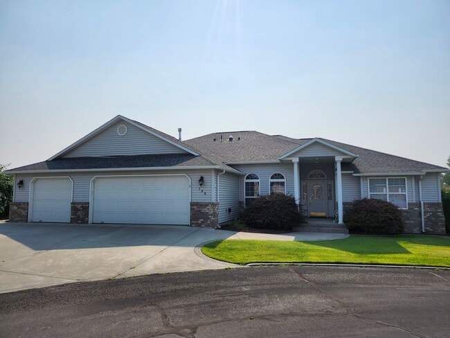 Building Photo - New Listing in a Beautiful Location in a Golf Community