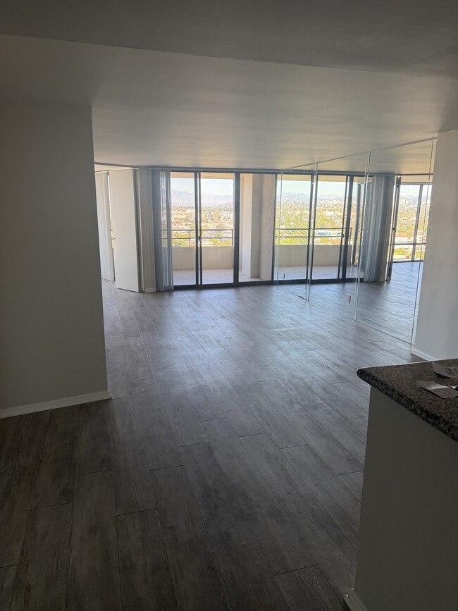 Building Photo - 4337 Marina City Dr Unit 843