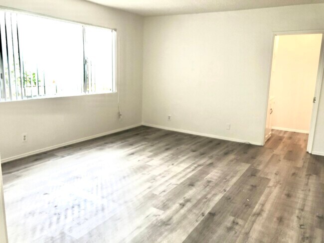 Photo - 1140 N Beachwood Dr Unit A