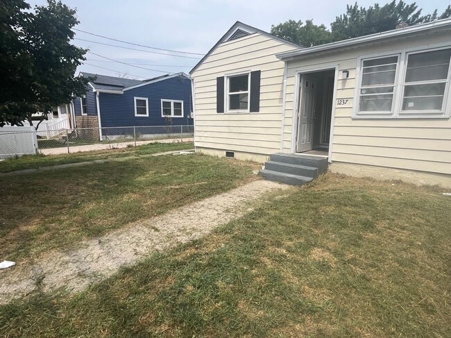 Photo - 1237 N Michigan Ave