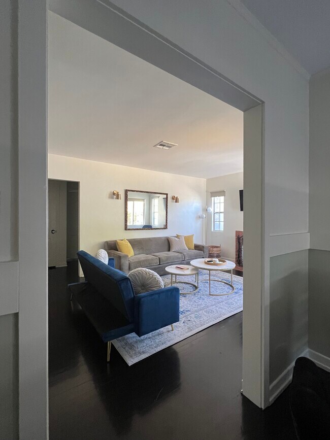 Living room - 4927 Forman Ave