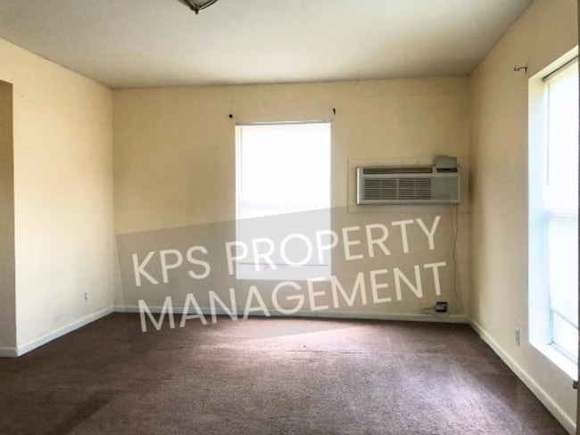 Photo - 665 S Kansas St