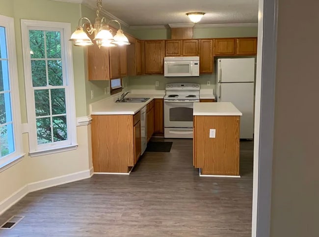 Photo - Spacious 3-Bedroom Home with Detached Garage – Available Now!