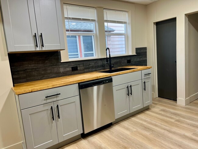 Photo - 647 Wooster Rd W