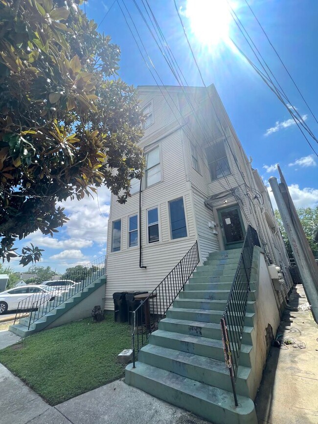 Building Photo - Spacious 2BD/2.5 BATHS! Across from Langen... Unit # 5