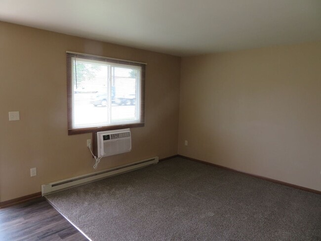Building Photo - 700 W State St Unit 700 Apt#3