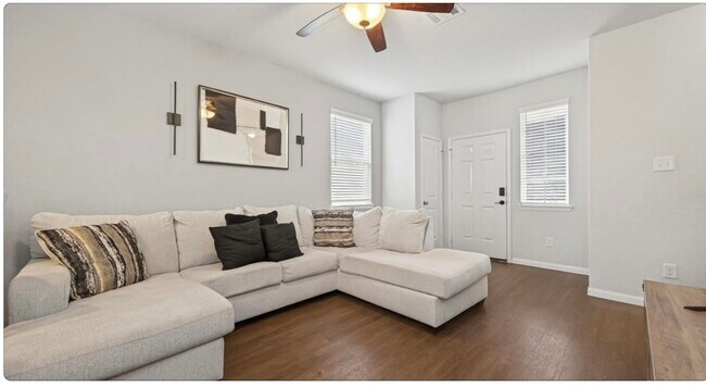 Photo - 17543 Desmond St