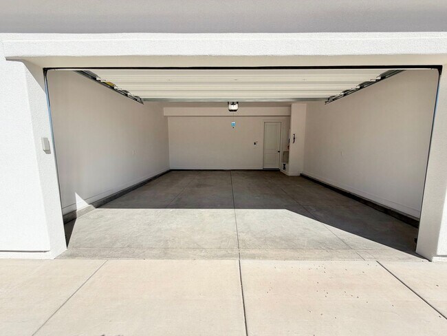 Photo - Desert Color 4 Bed Home!