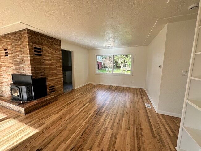 Photo - 931 Chemawa Rd N
