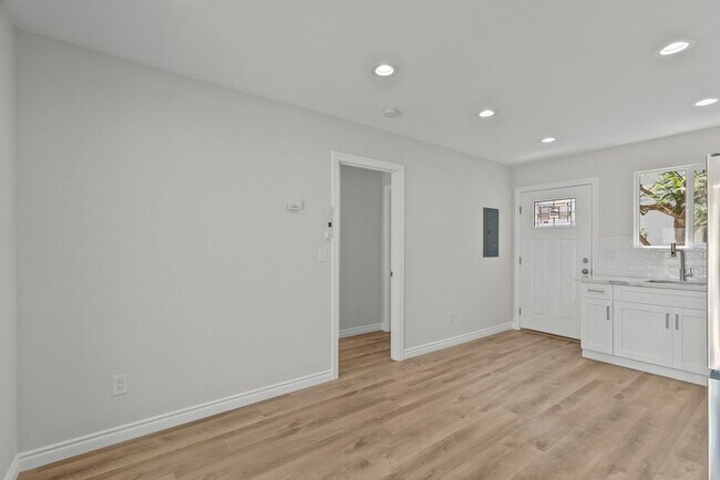 1745 W 39th St