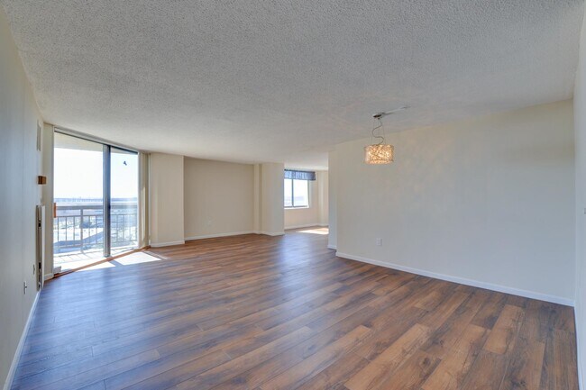 Photo - 1332 Harmon Cove Tower Unidad 1332 Rental