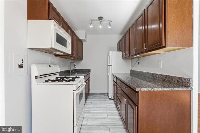 Building Photo - 1200 S Arlington Ridge Rd Unit 311