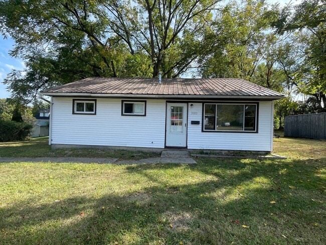 Building Photo - 3 bedroom 1 bathroom Rental