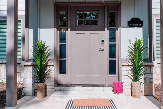 Photo - 406 NW Retreat Ln