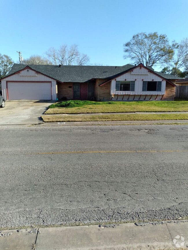 Building Photo - Large 3-2-2 move in Ready Rental
