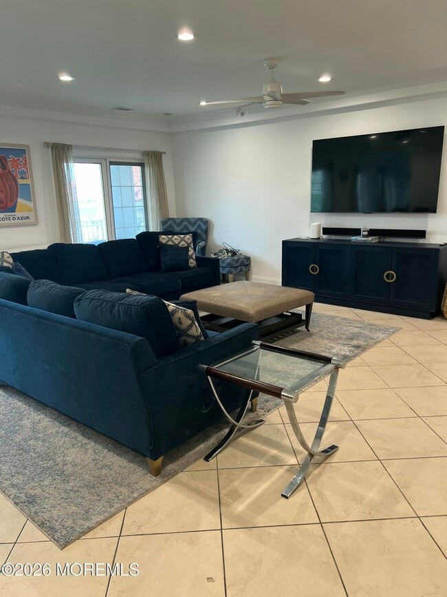 121 Riviera Dr