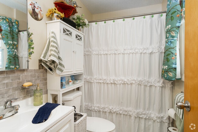 1BR, 1BA - Primary Bathroom