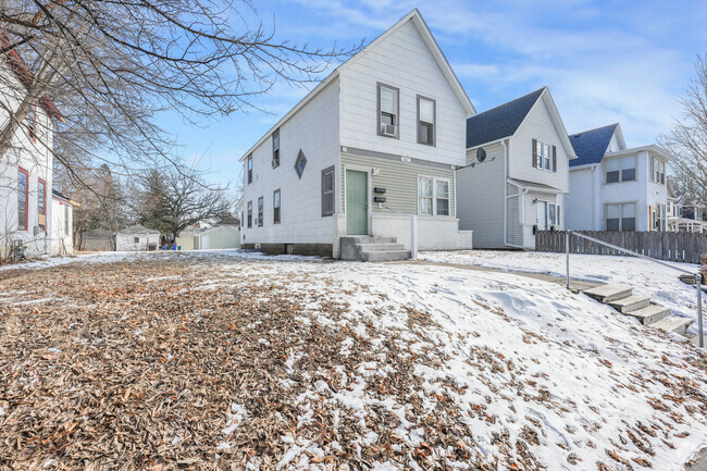 Building Photo - 2627 Quincy St NE Rental