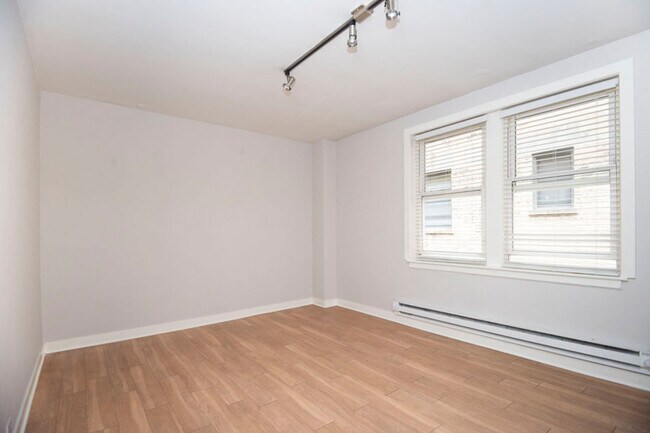 Photo - 517 W Belmont Ave