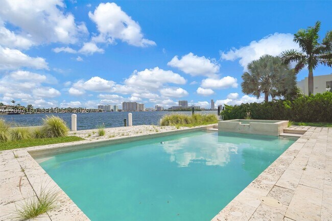 205 N Hibiscus Dr