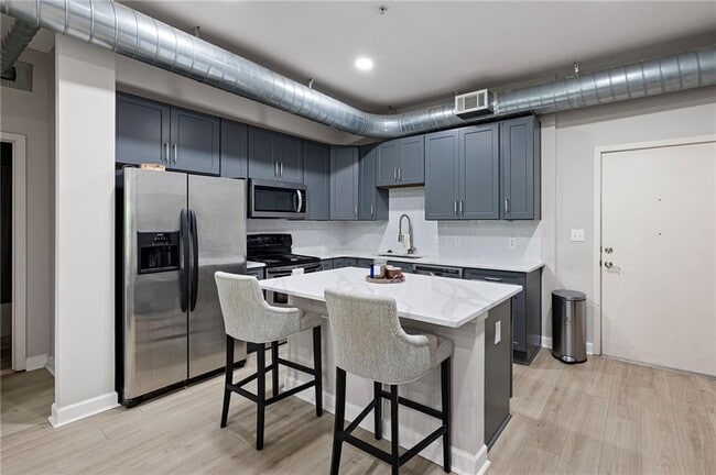 Building Photo - 5300 Peachtree Rd Unit 2104