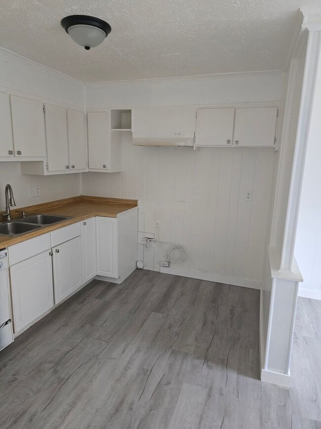 Photo - Beautiful West Side Located $950.00 2 Bedroom 1 Bathroom