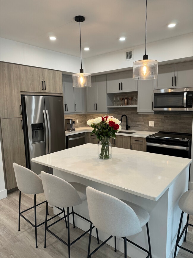 Building Photo - 47 NW 30th St Unit A3