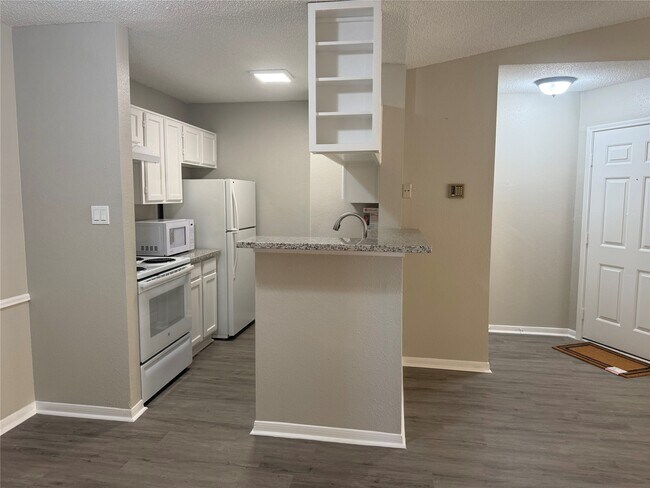 Photo - 2121 Hepburn St Unit 616